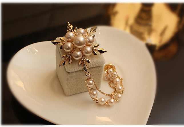 Pearl flower brooch